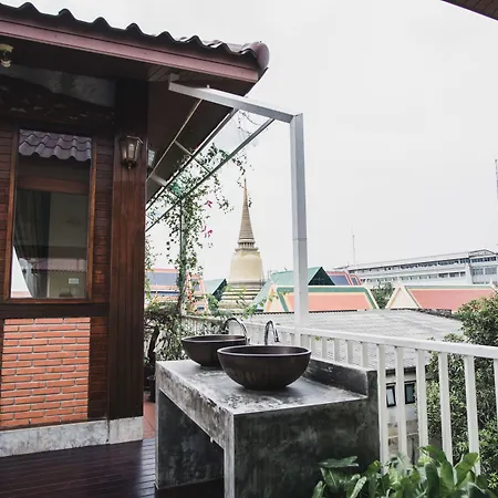 Feung Nakorn Balcony Rooms And Cafe