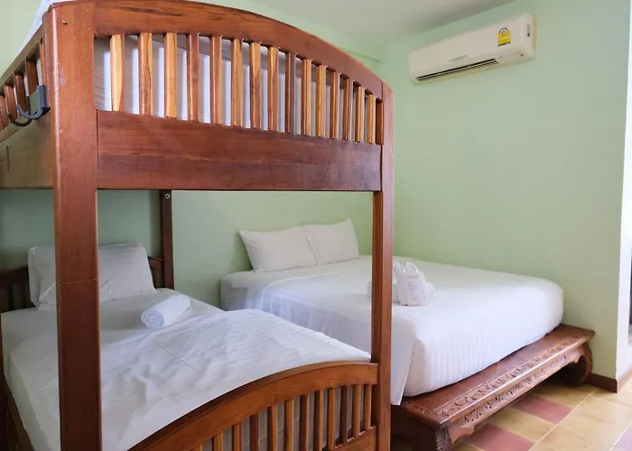 מלון Feung Nakorn Balcony And Cafe 3*