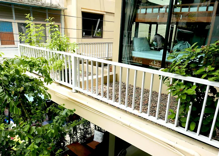 Feung Nakorn Balcony And Cafe מלון