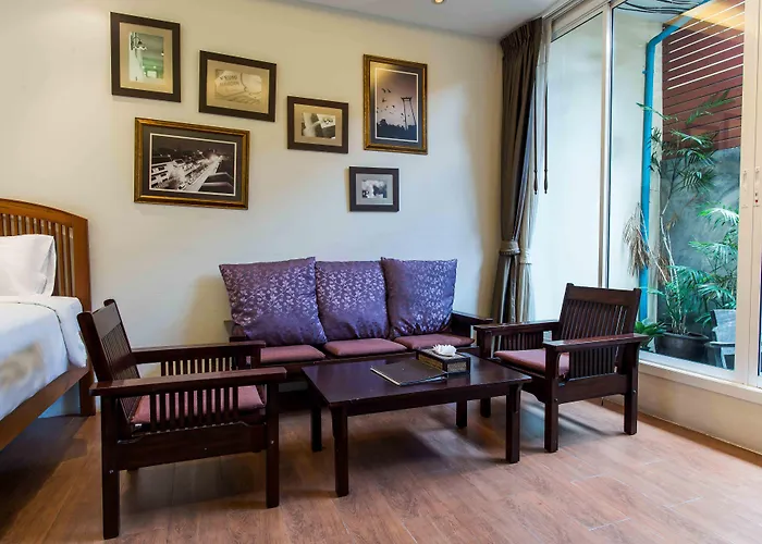 מלון Feung Nakorn Balcony And Cafe 3*
